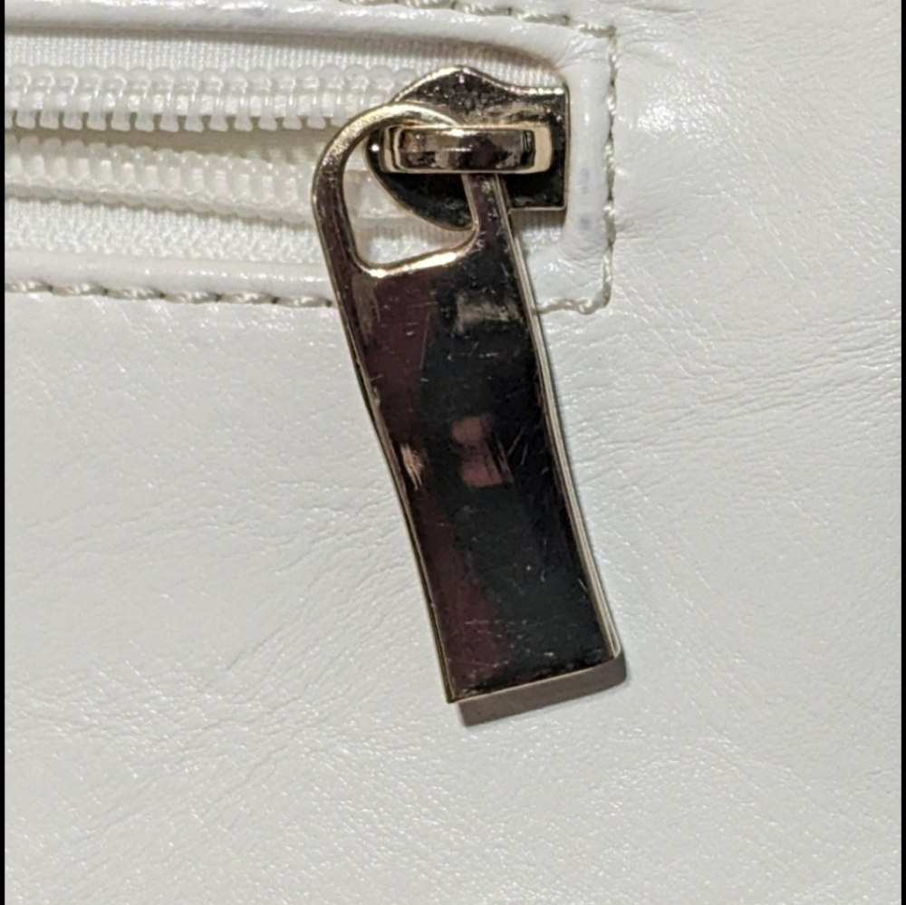 💥 CLEARANCE💥Large white shoulder bag, faux leather,excellent condition,tassels - Picture 7 of 16